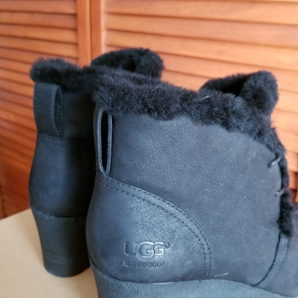 🚫SOLD🚫 Ugg Jeovana Shearling Wedge Booties - Picture 3 of 12